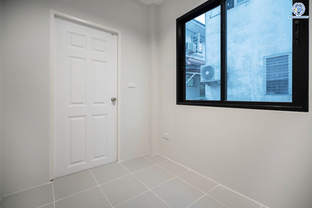 บ้านมือสองตกแต่งใหม่ ม.วรารมย์ เพชรเกษม81 แบรนด์ Q.House รองรับทุกความสุข เนื้อที่ 54 ตร.ว. ฟังก์ชัน 3 ห้องนอน 2 ห้องน้ำ 1 ห้องอเนกประสงค์ จอดรถได้ 1 คัน บนทำเลใกล้ The Mall บางแค และเชื่อมต่อ ถ.พุทธมณฑลสาย4 และ ถ.กาญจนาฯ